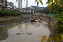 来凤：河道清淤提升城市“颜值”